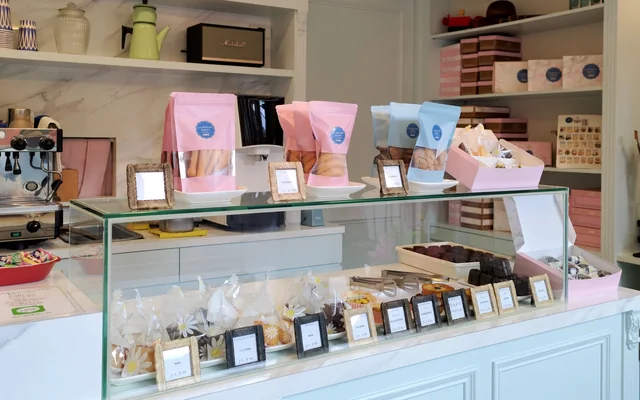 LA MAISON BERRY 貝瑞家門市內的法式點心展示